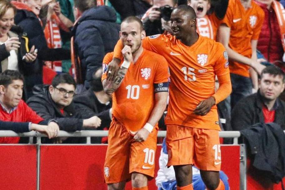 L&#39;Olanda pareggia in extremis con un gol di Huntelaar, che devia un tiro di Sneijder. L&#39;ex Inter festeggia mimando un pancione. Epa